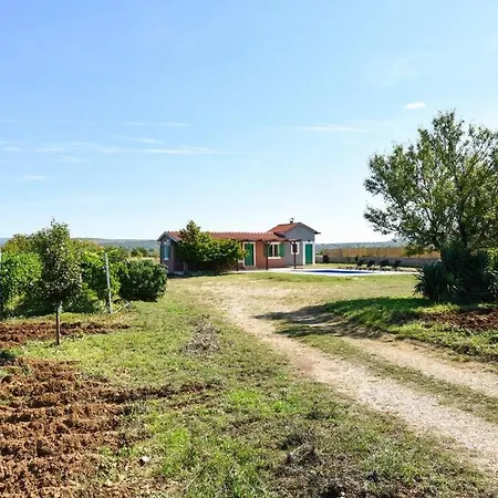 House Jona Бенковац